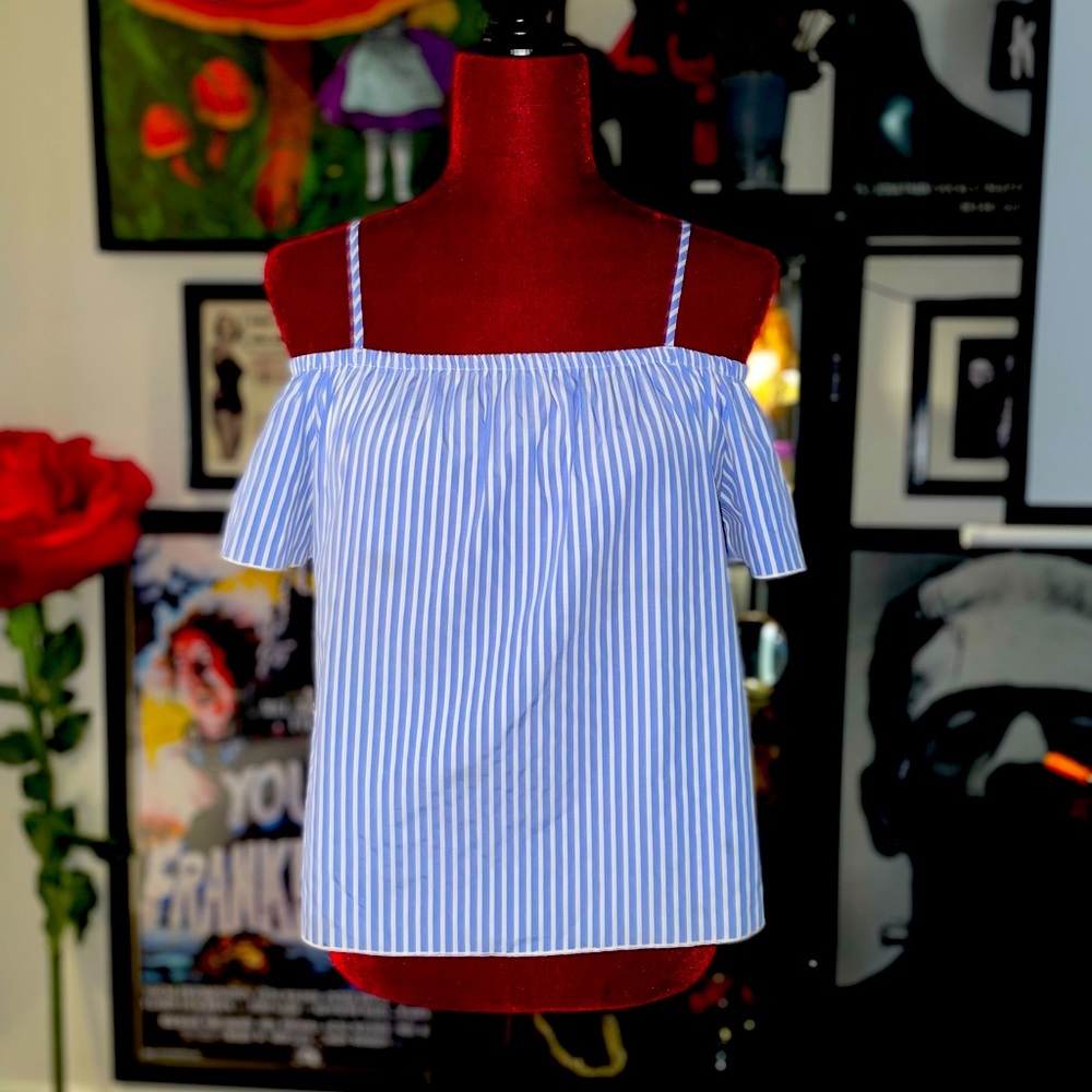 Retro beachwear. Off the shoulders stripped top